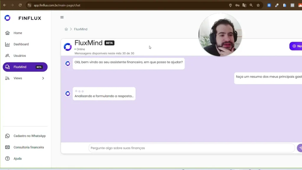 Chat do FluxMind mostrando a mensagem 'Analisando e formulando a resposta...' enquanto processa a consulta