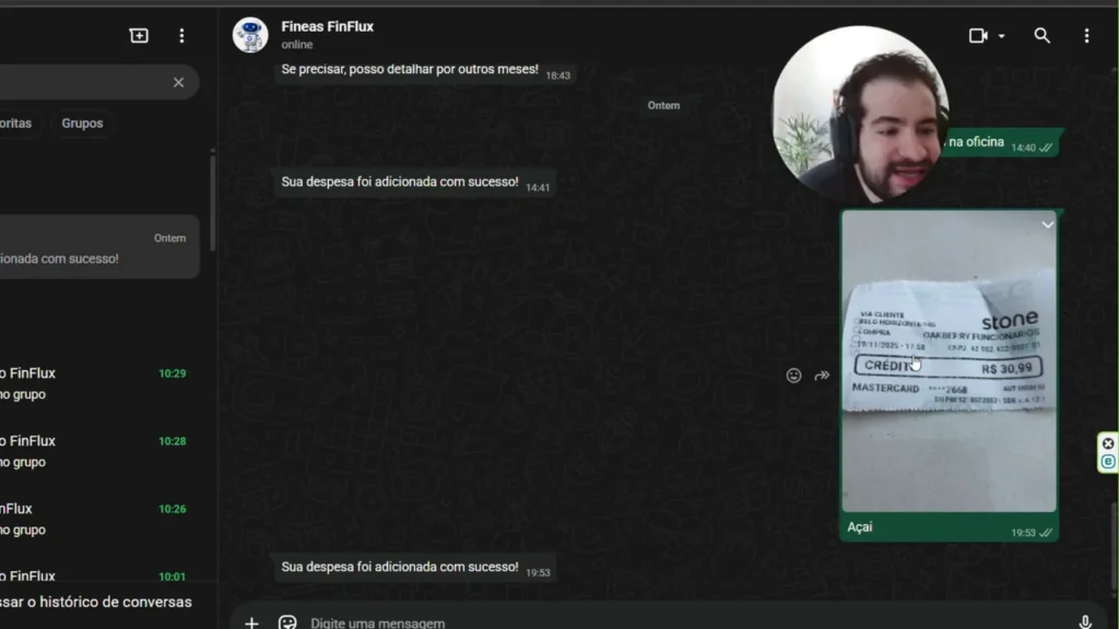 Conversa do WhatsApp do FinFlux confirmando que a despesa foi adicionada e exibindo a foto do recibo.